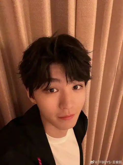 不过这胖了之后的体重,也只有135斤,而王俊凯的官方身高是182公分