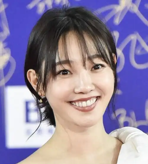 明星美照,图一实力派女演员白百何,笑得"人比花娇"!_高清图集_新浪网