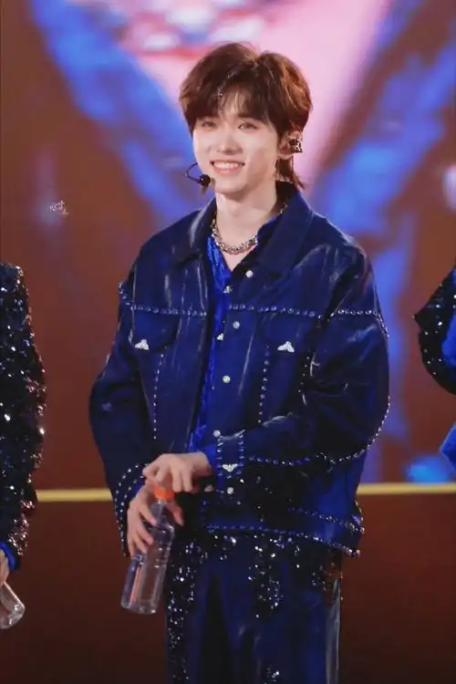 宋亚轩蓝色烟熏妆##宋亚轩演唱会状态