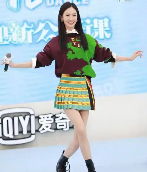 原创金晨不愧是内地萧亚轩卫衣搭配超短裙秀筷子腿气质出挑