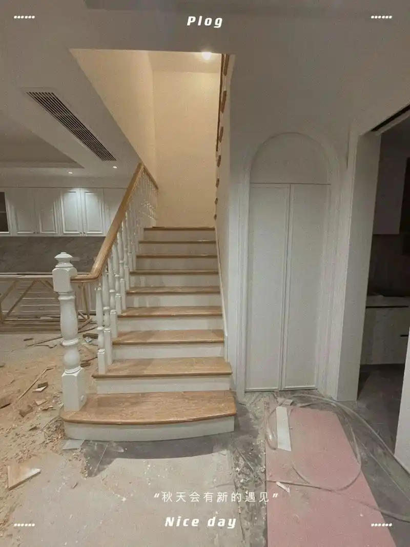 豪华步太美了 我们的地板是白橡木原木,楼梯踏步和扶手是白橡木原木