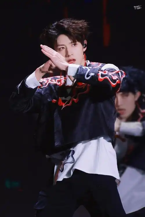 朱志鑫[超话]##朱志鑫百变舞台风格##朱志鑫直拍