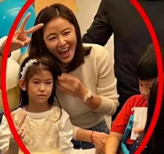 林心如女儿正脸照曝光6岁小海豚五官硬朗跟霍建华似复制粘贴