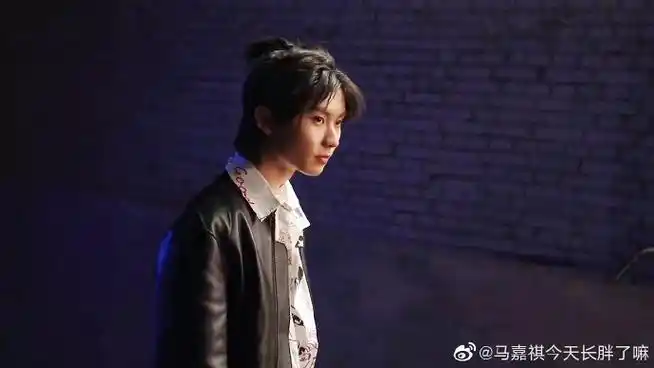 马嘉祺超话mjq#马嘉祺#暗黑系风格组图少年与爱永不老去,即便披荆斩棘