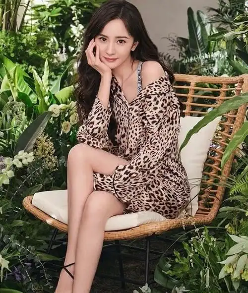 杨幂穿豹纹睡衣拍七夕大片,半露香肩大秀美腿,妩媚性感超撩人