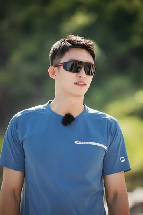 鲸彩一刻##黄景瑜悬崖引体向上