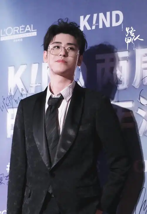 张云雷红毯首秀##张云雷金丝眼镜造型