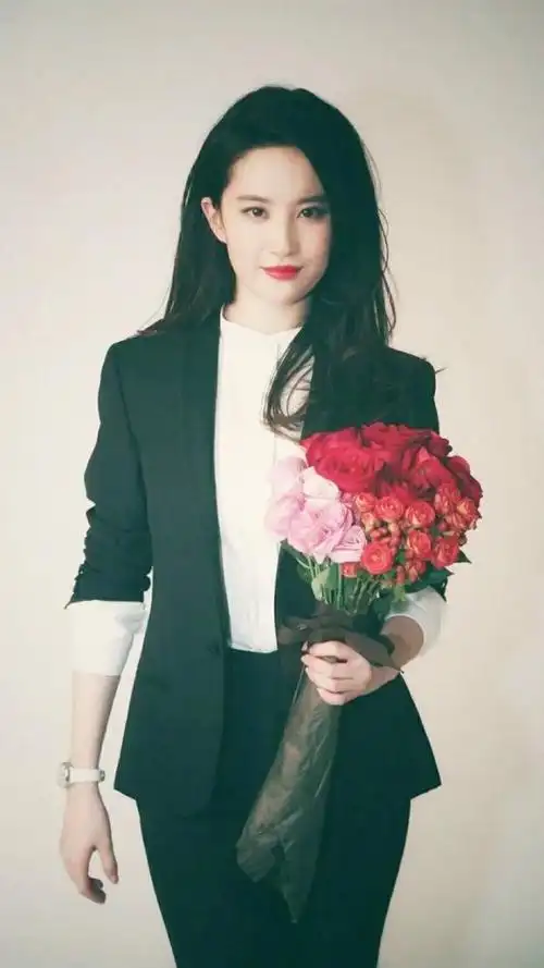 刘亦菲飒爽酷帅的ol通勤装,神仙颜值超凡气质,不是臭美是真美