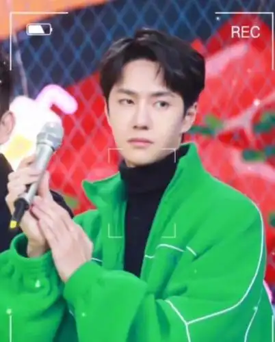 王一博录节目穿成"小绿人",镜头未开美颜,真实皮肤却曝光_绿色