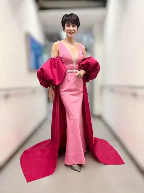 郑裕玲前任宣布复出!明年开演唱会,老来得女,一家三口很幸福