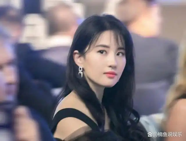 刘亦菲剪齐刘海长啥样?神仙姐姐秒变邻家女孩,全靠一张脸撑着