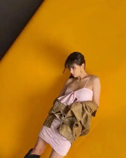 泫雅穿粉色吊带短裙大秀美肩雪肤娇嫩性感魅惑撩人