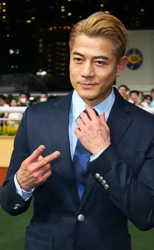 58岁郭富城玩赛马赢得第一获得百万奖金紧搂娇妻方媛激动大吼