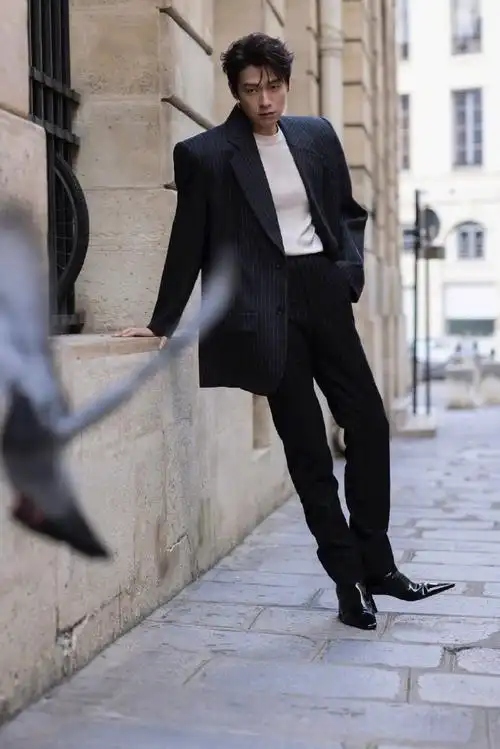 魏大勋#巴黎时装周街拍记录#魏大勋双开门西装#不经意的霸气外露