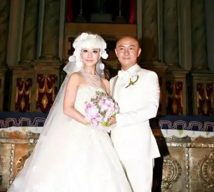 张卫健晒与妻子合照,满脸幸福藏不住,结婚十一年未生子