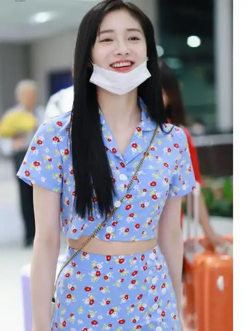 周洁琼现身机场身穿格纹外套配黑丝气质甜美又时髦