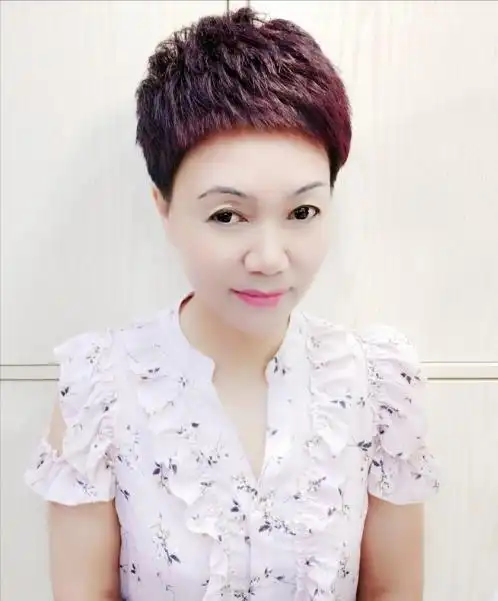 45岁短发显年轻的发型(减龄又显气质的中年女人发型图片)-七百科