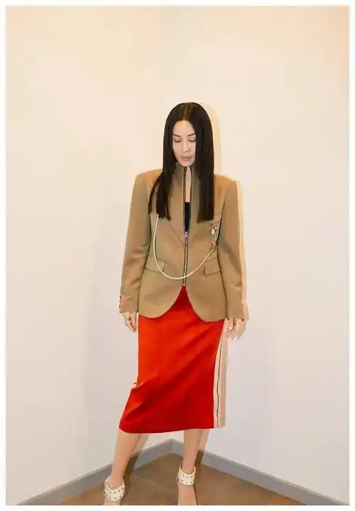 原创52岁那英年轻又时髦白t配短裤打篮球脚穿玫红长袜筷子腿抢镜