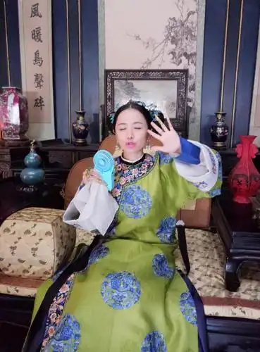 舒妃李春嫒晒花絮,聂远穿拖鞋倚沙发获众嫔妃包围,脸上乐开了花