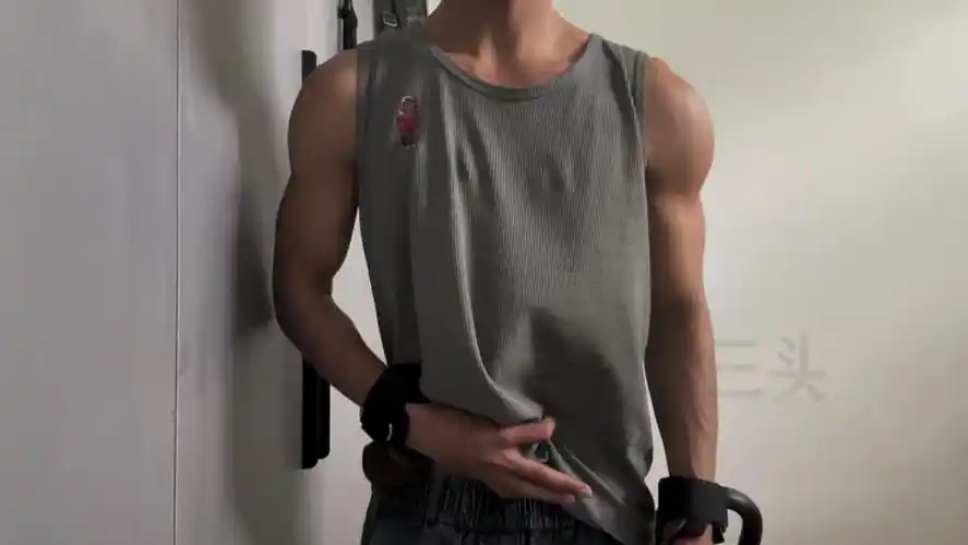 这样的腹肌帅哥你想要吗?