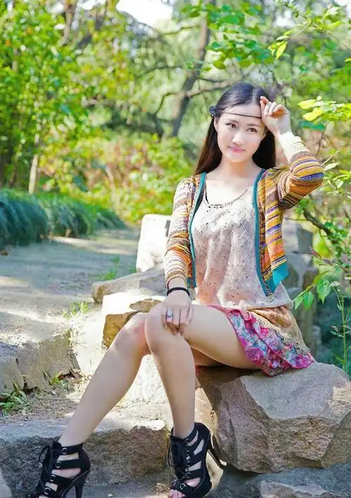 公园美景下的清新丽人美丽女子