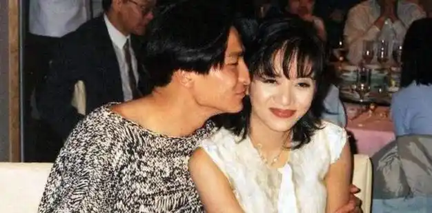 57岁朱丽倩出席公公葬礼穿小黑裙被刘德华牵手仍美得风韵犹存