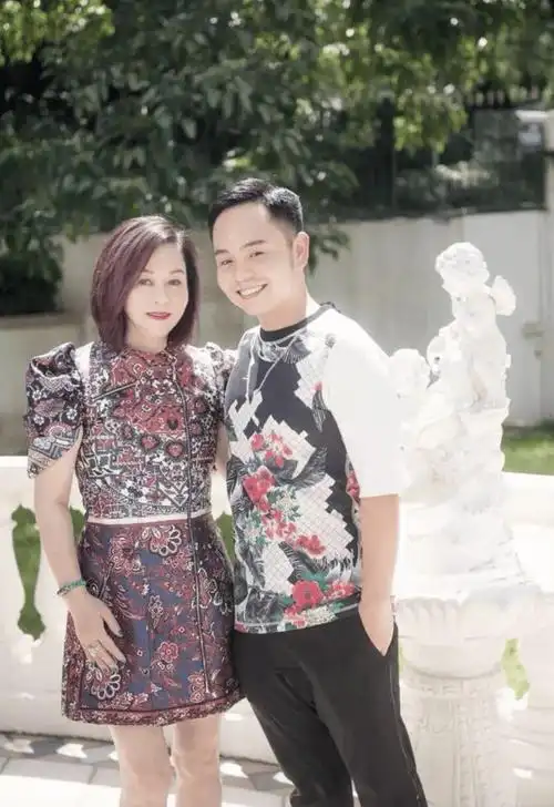 毛玉萍与儿子坦白说,就算毛玉萍拿不出这将近400万的债款,她的家人也