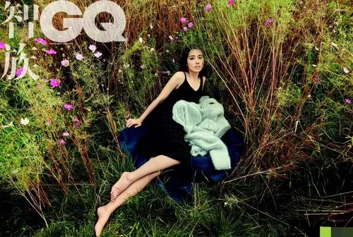 郭碧婷登杂志封面,化身花丛中的大长腿,仙气足