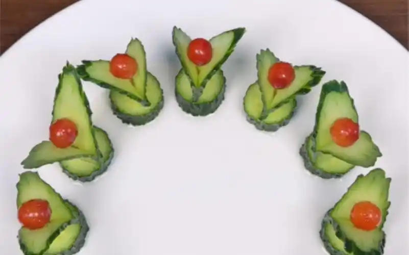 简单易学的黄瓜花摆盘.