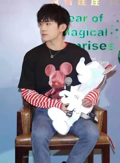 易烊千玺拍戏腿部受伤缝针,敬业态度让人感动,本人回应超励志_时候