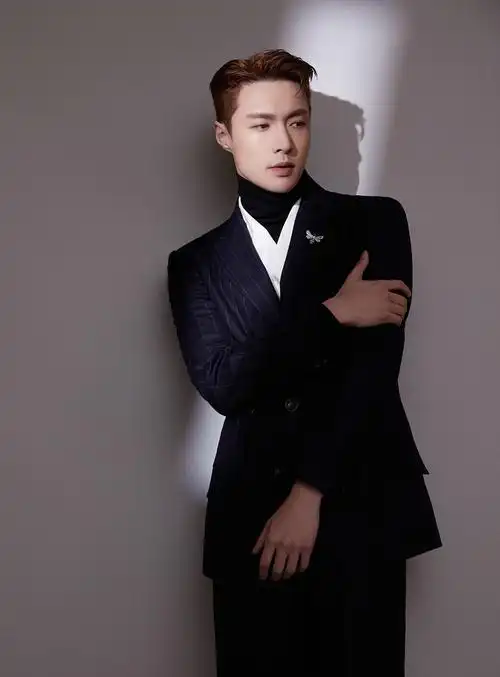 张艺兴黑色西服精致贵气有风度 梳大背头额角优越眉目坚毅_高清图集