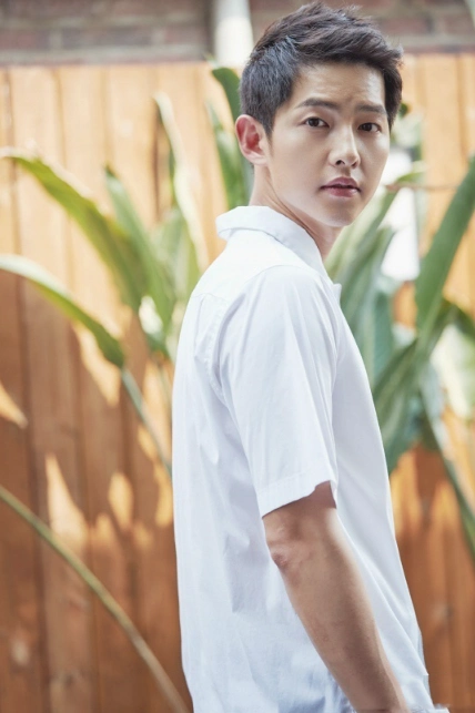宋仲基:清新干练的短发白衬衣休闲裤,帅气十足