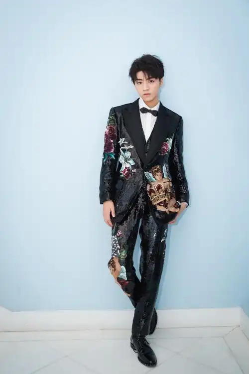 王俊凯受邀出席时尚活动 造型小心思竟然是袜子