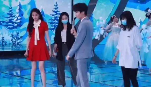 原创王俊凯等关晓彤彩排迟到也不生气小凯主动打招呼生图也是巴掌脸