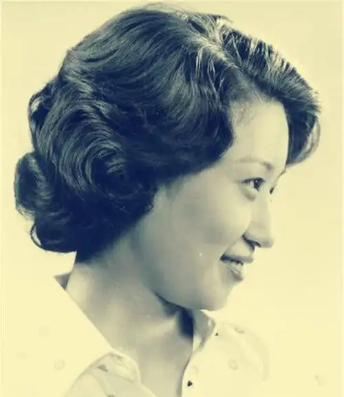 老照片:80年代中国妇女的时髦发型,图6发型一直流行到现在