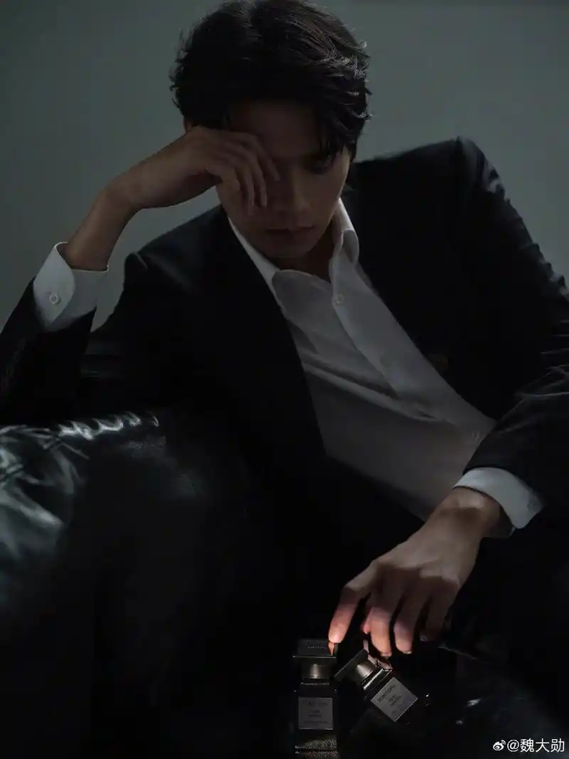 沉迷其中无法自拔人前大帅哥人后小金毛魏大勋西装杀理想型