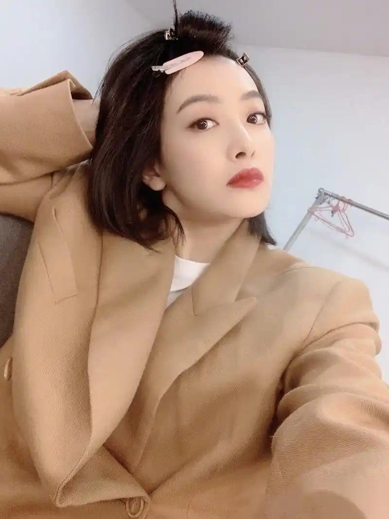 宋茜晒素颜躺床自拍,嘟嘴卖萌皮肤水嫩