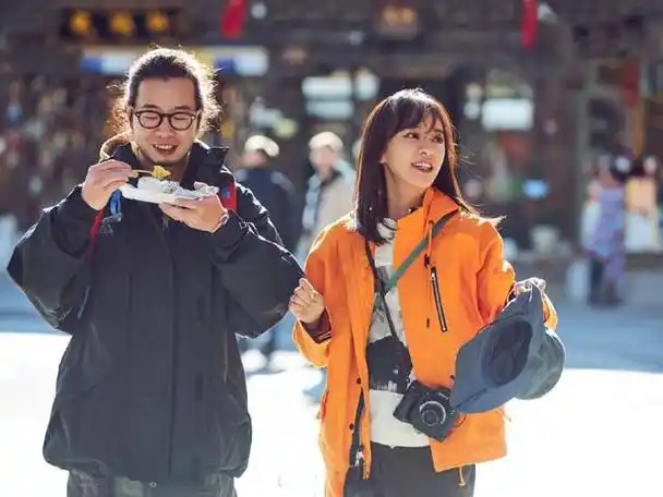 陈意涵晒全家福曝光儿子正面,为老公庆生,素颜甜笑充满少女感