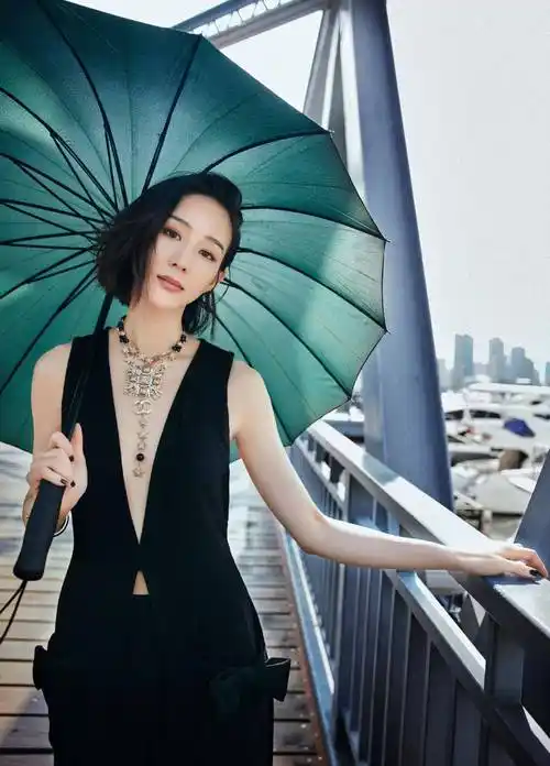 张钧甯真敢穿,时尚深v连衣裙大秀好身材,38岁的她气质太迷人_感觉