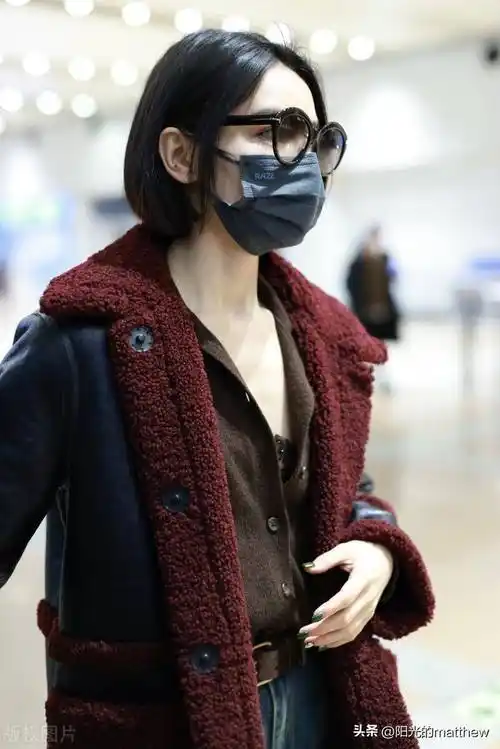 代斯现身北京机场 身材高挑气质非凡