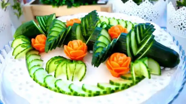 黄瓜和胡萝卜雕刻蔬菜拼盘