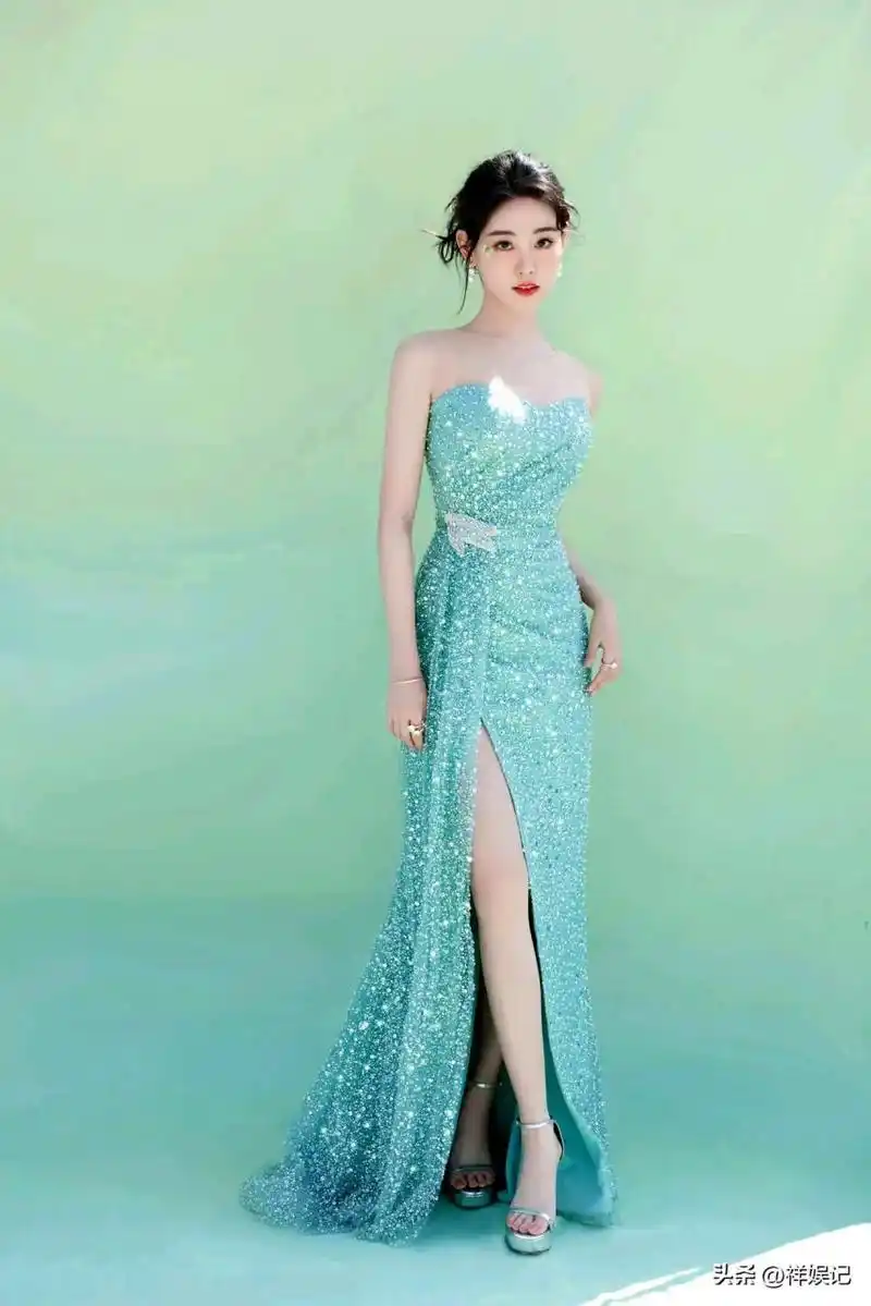 祝绪丹 67祝绪丹这组写真好唯美清新 67皮肤白皙,身材匀称