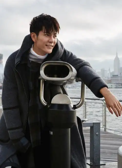 "小李晨"时尚大片,看上半身帅气满分,但小短腿让迷妹怎么接受