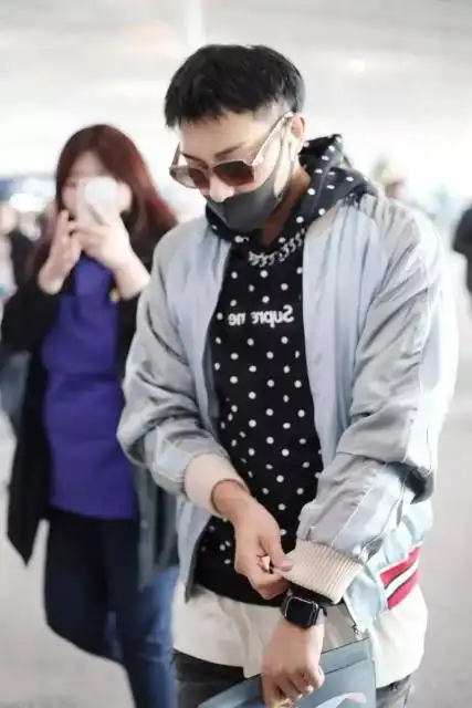 黄子韬这款发型好雷人身体发福低调走出机场网友是韬韬吗