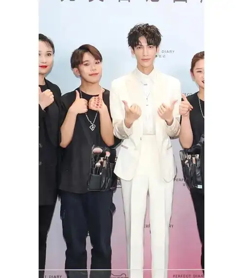 皮包骨头,前胸贴后背,娱乐圈那些瘦的吓人的明星_网友_罗云熙_照片