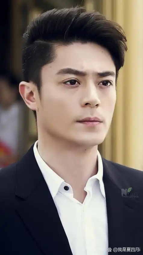 霍建华不愧是在仙剑三里面被称为白豆腐,他的皮肤白皙,自从跟林心如