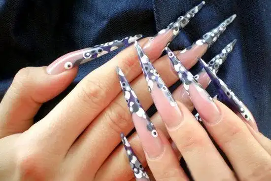 流行美甲新趋势 经典长尖形指甲