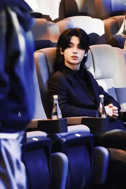 黄明昊长发狼尾造型