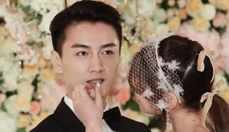 笑岔了!清纯女神陈妍希:以为是白纸,其实是报纸,陈晓遇到"高端玩家"