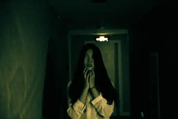 夜晚去钓鱼竟然遇到了白衣女鬼 简直吓尿了